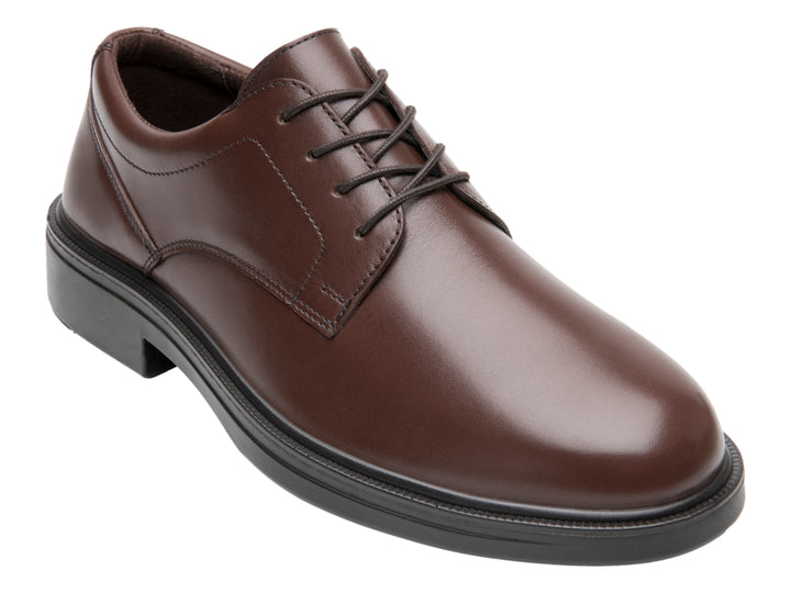Zapato formal Flexi color tinto con cordones y suela negra para hombre.