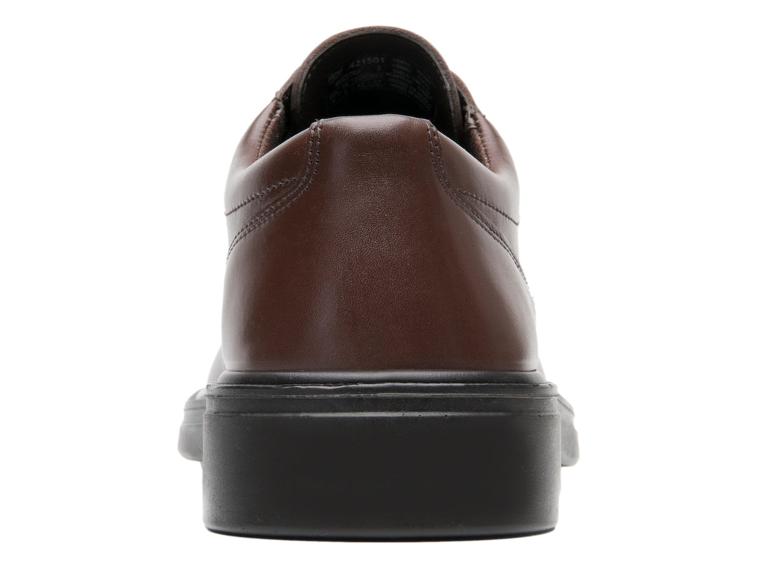 Zapato formal Flexi color tinto con cordones y suela negra para hombre.