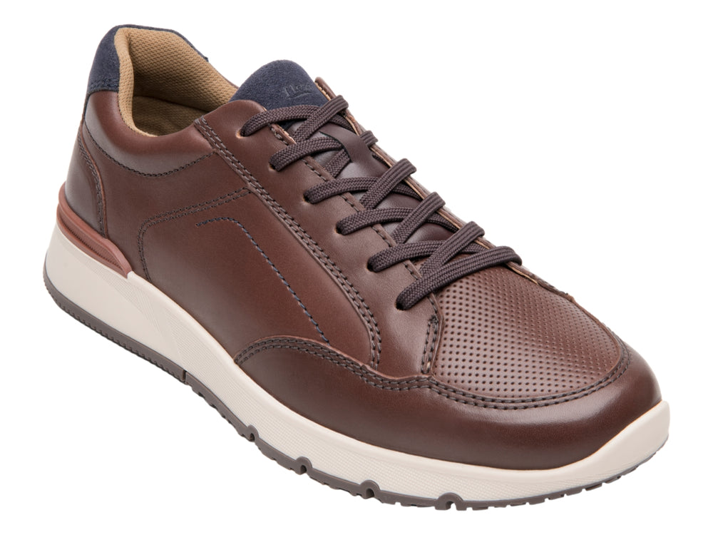 Zapato casual Flexi color marrón con suela blanca y detalle azul marino en el talón.