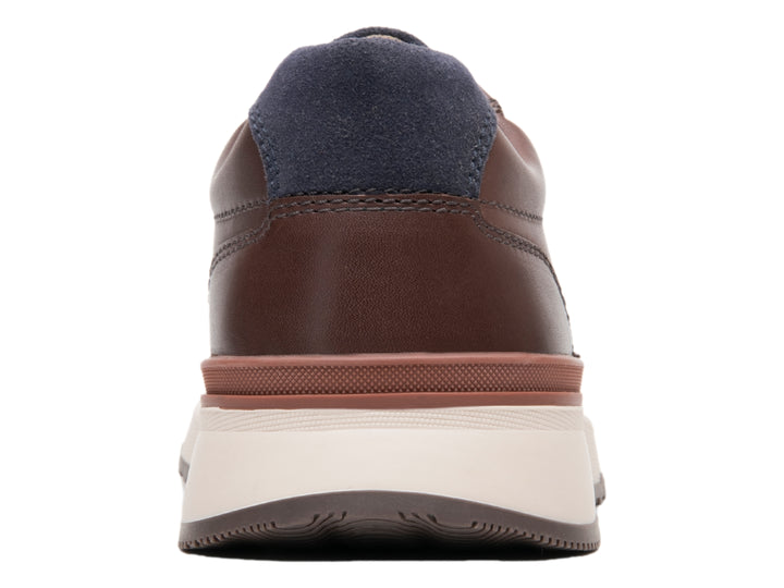 Zapato casual Flexi color marrón con suela blanca y detalle azul marino en el talón.