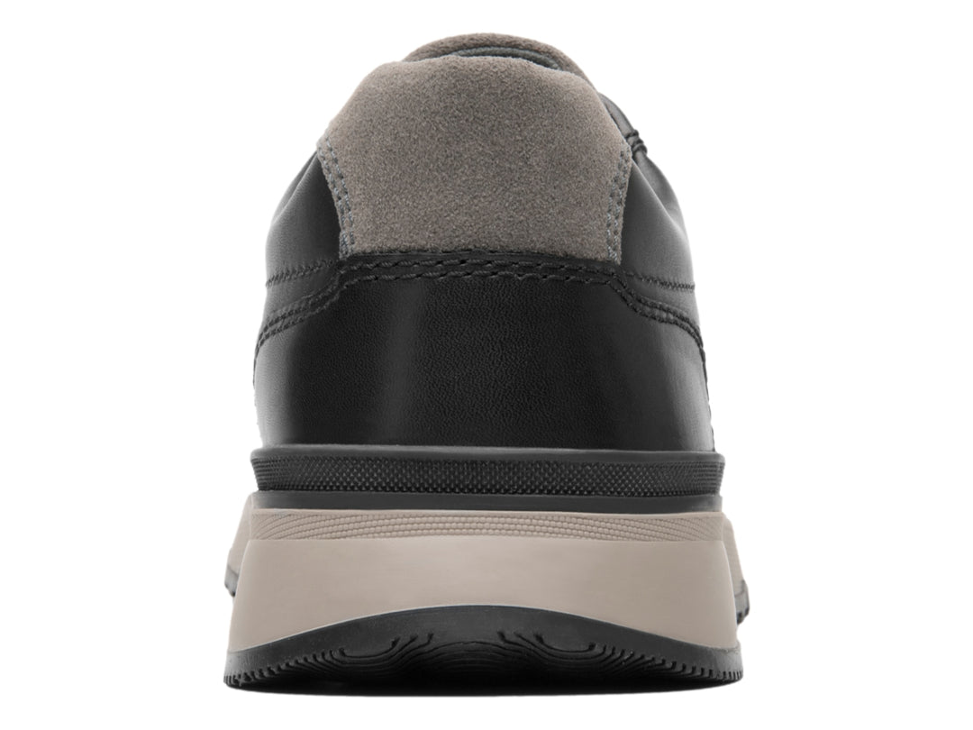 Zapato casual Flexi color negro con suela beige y detalles en gris.