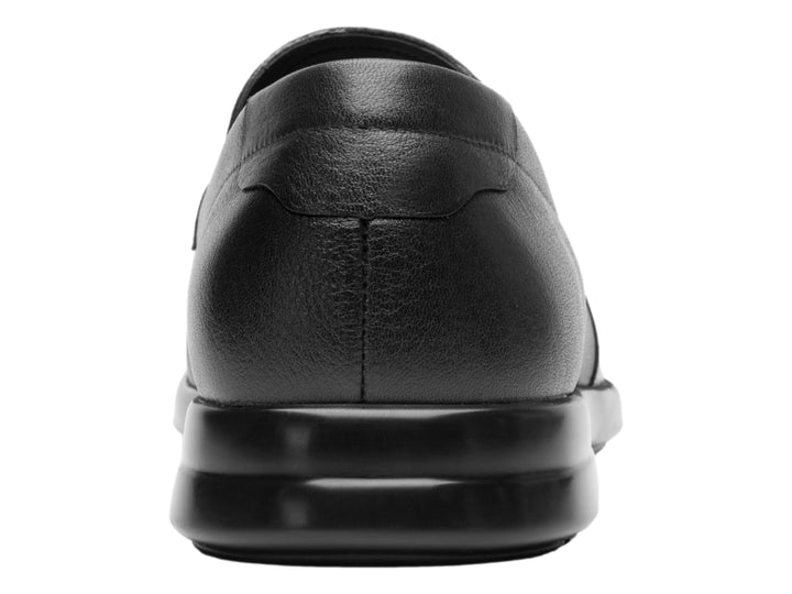 Zapato mocasín Flexi para hombre en color negro, fabricado en cuero con acabado mate y suela cómoda.