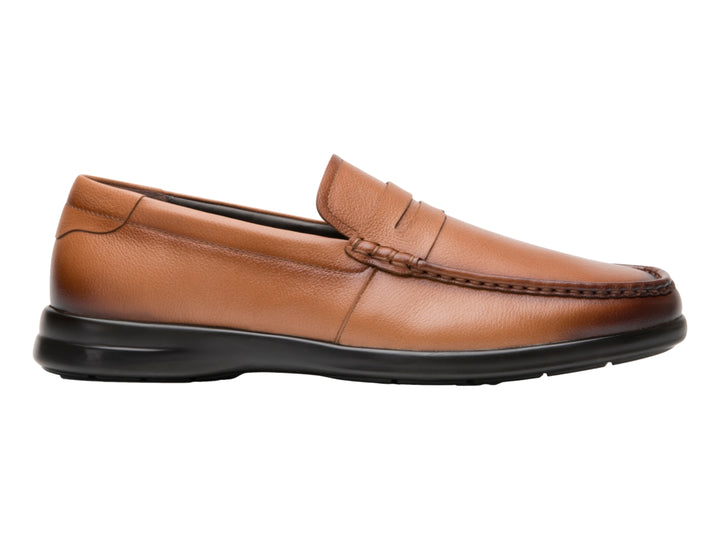 Zapato mocasín de cuero color tan con suela negra.