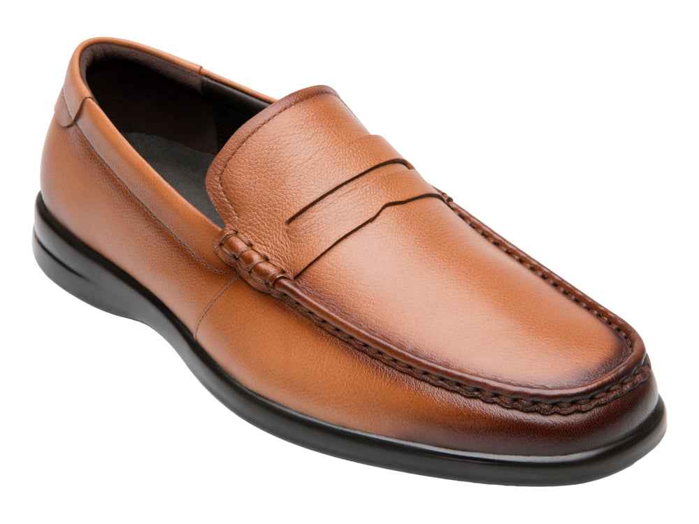 Zapato mocasín de cuero color tan con suela negra.
