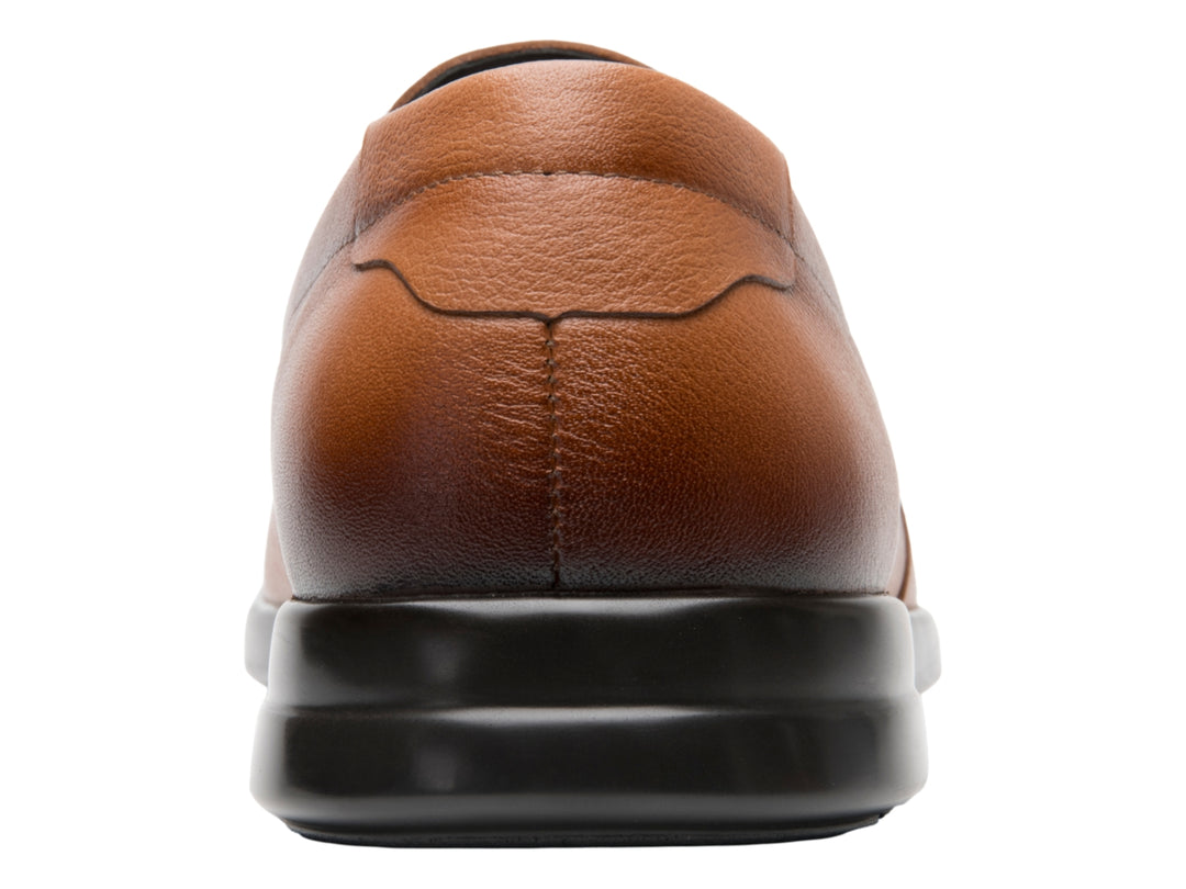 Zapato mocasín de cuero color tan con suela negra.