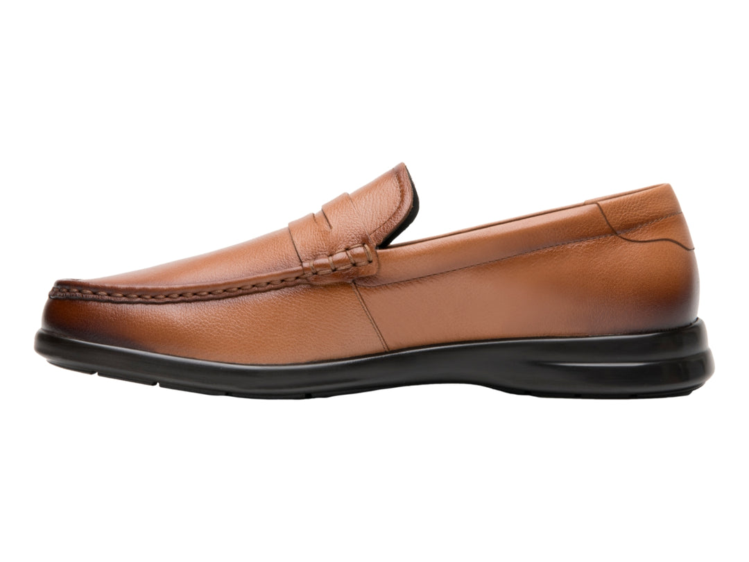 Zapato mocasín de cuero color tan con suela negra.