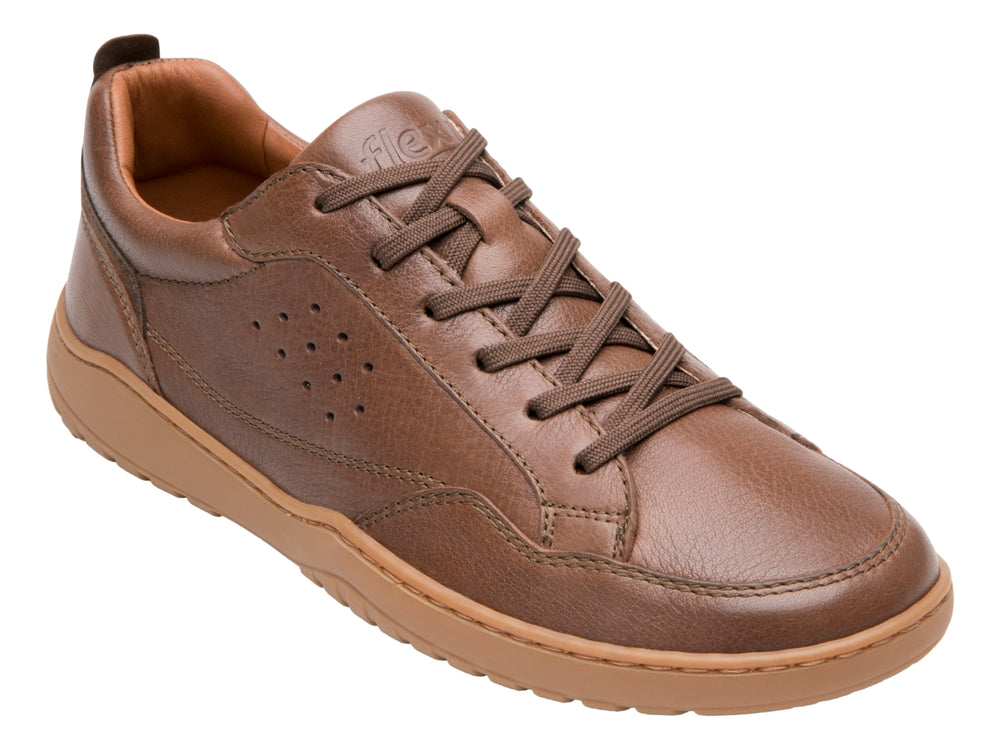 Zapato casual Flexi color tan de cuero con agujetas y suela a juego.
