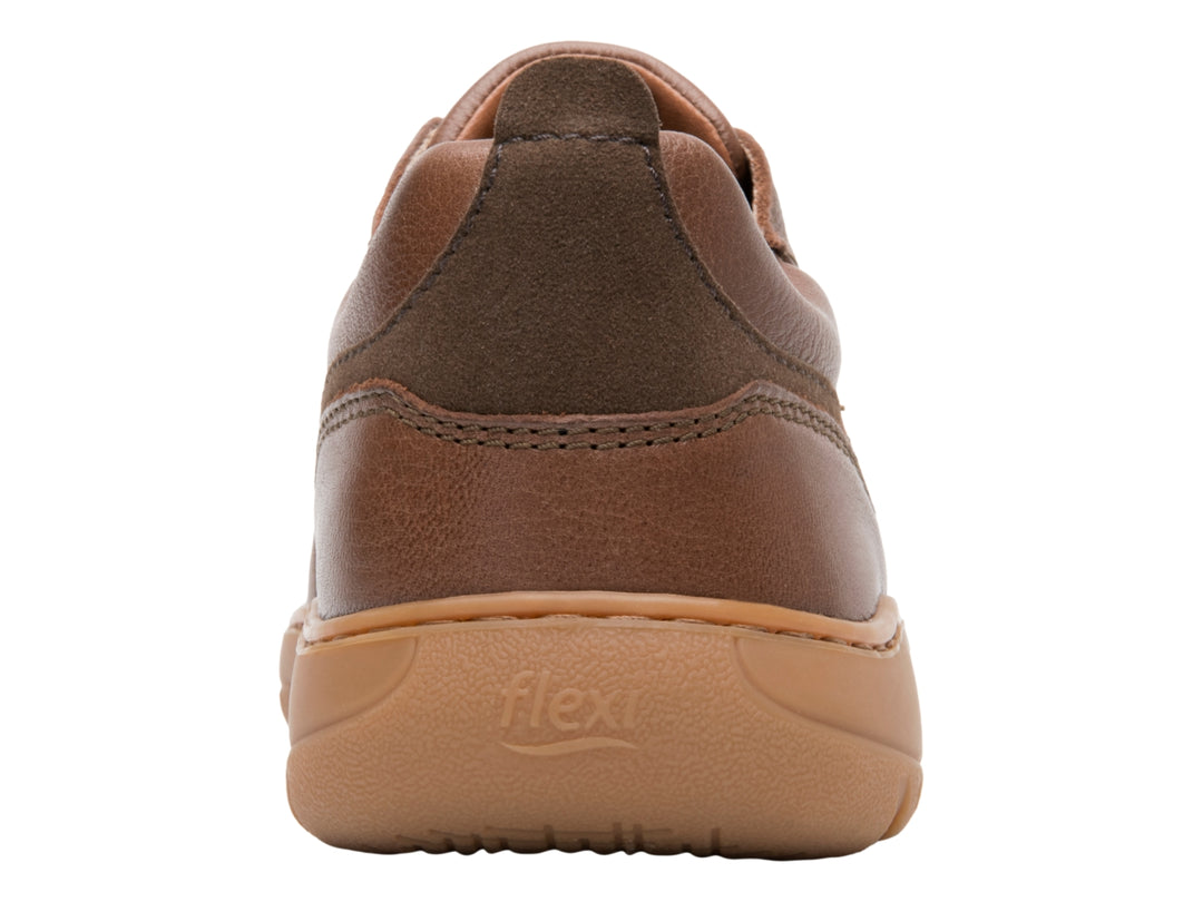 Zapato casual Flexi color tan de cuero con agujetas y suela a juego.