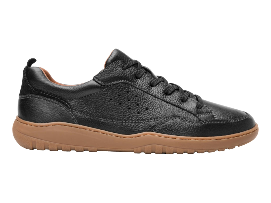 Zapato casual Flexi color negro de cuero con suela gruesa en color marrón.