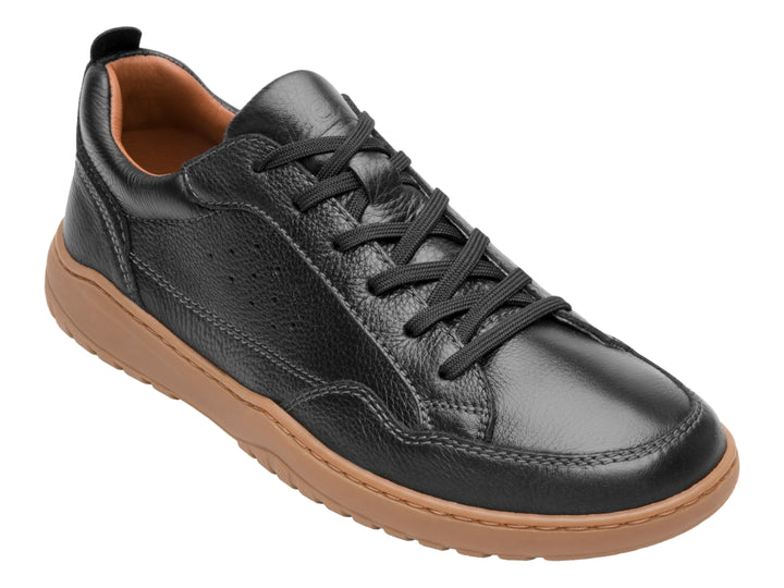 Zapato casual Flexi color negro de cuero con suela gruesa en color marrón.