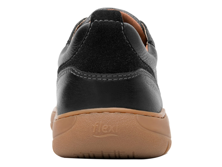 Zapato casual Flexi color negro de cuero con suela gruesa en color marrón.