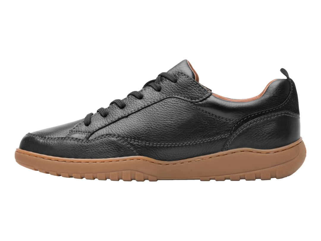 Zapato casual Flexi color negro de cuero con suela gruesa en color marrón.