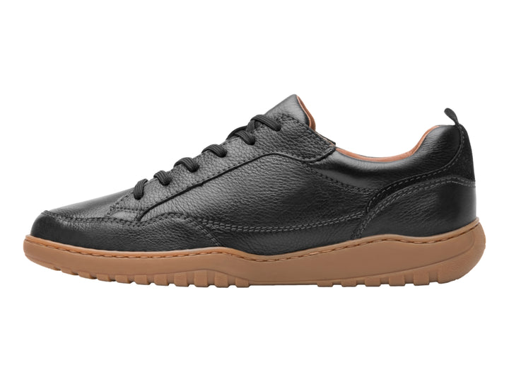 Zapato casual Flexi color negro de cuero con suela gruesa en color marrón.