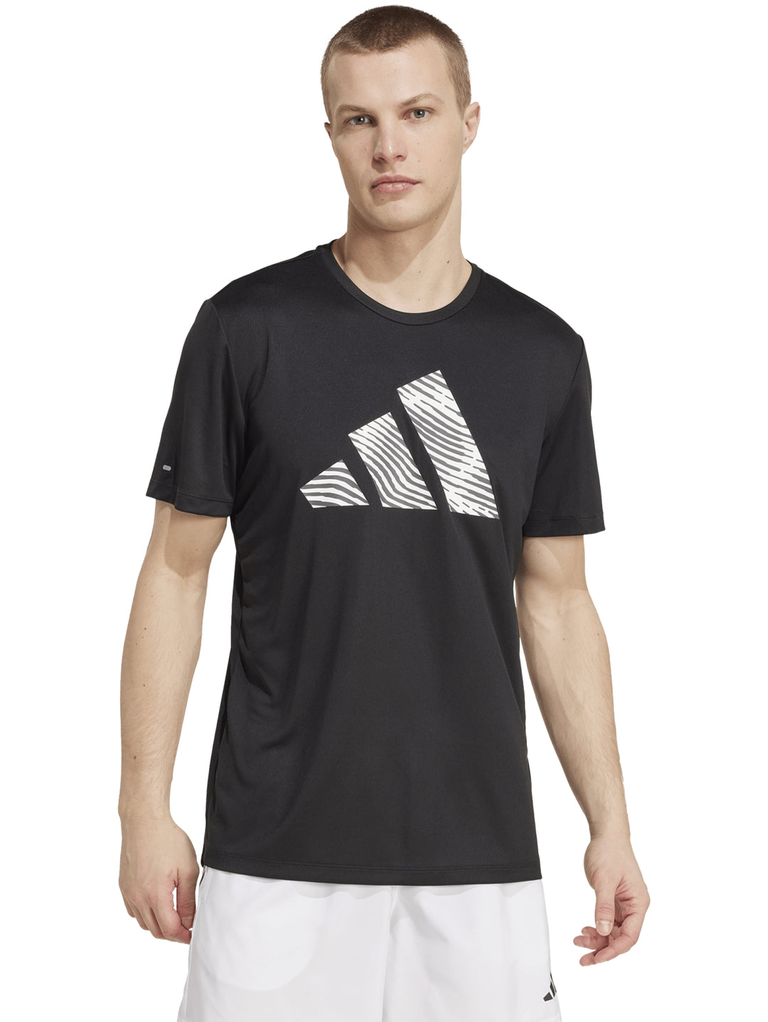 Camiseta deportiva negra de manga corta con logotipo blanco en el pecho.