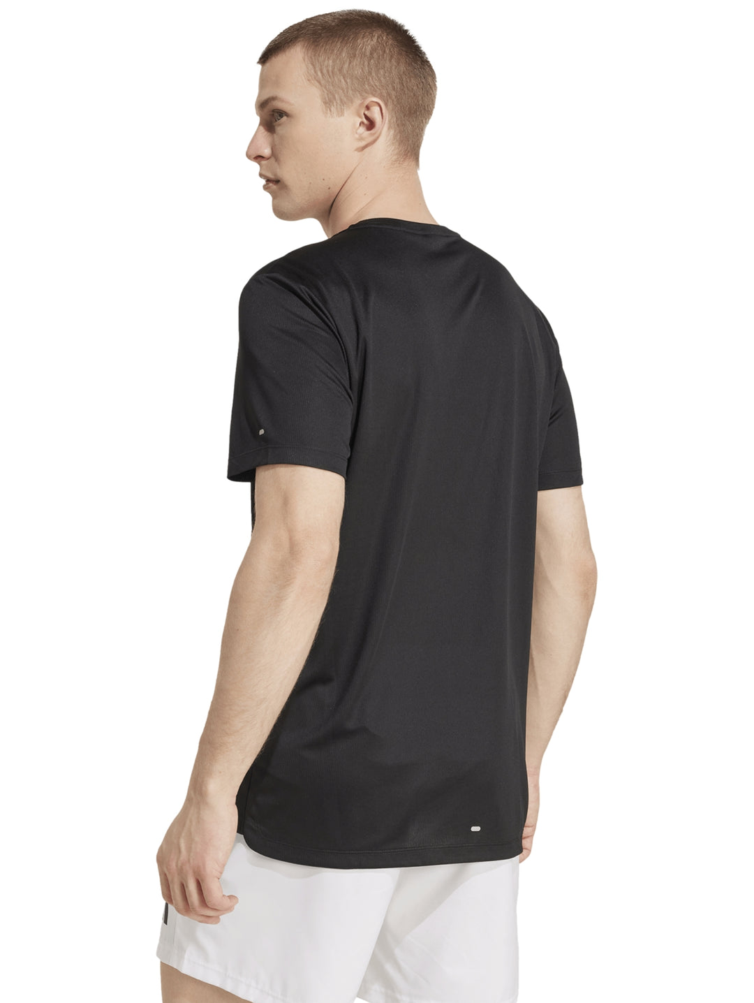 Camiseta deportiva negra de manga corta con logotipo blanco en el pecho.