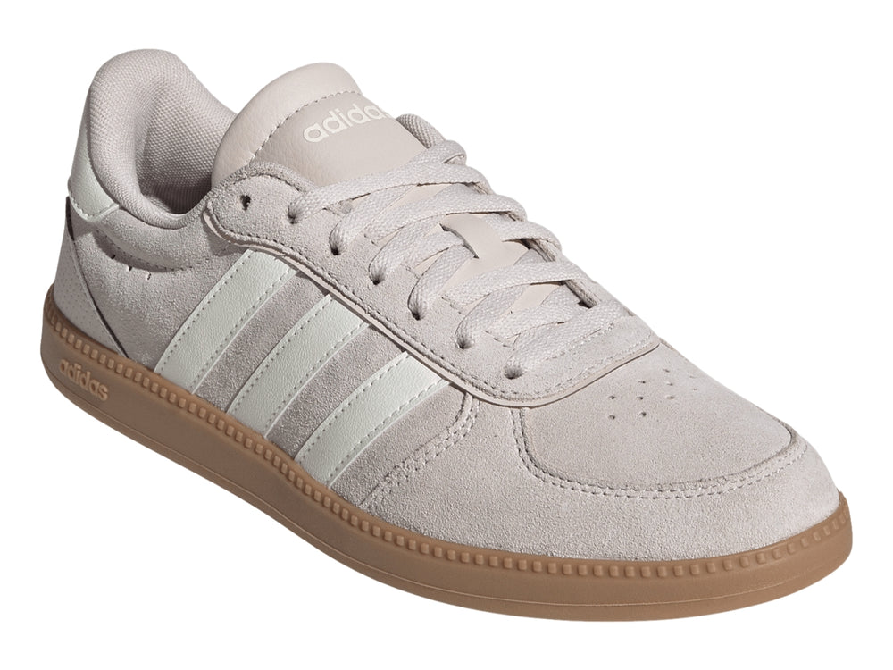 Tenis Adidas Breaknet Sleek en color Putty Mauve con franjas blancas y suela de goma color caramelo.