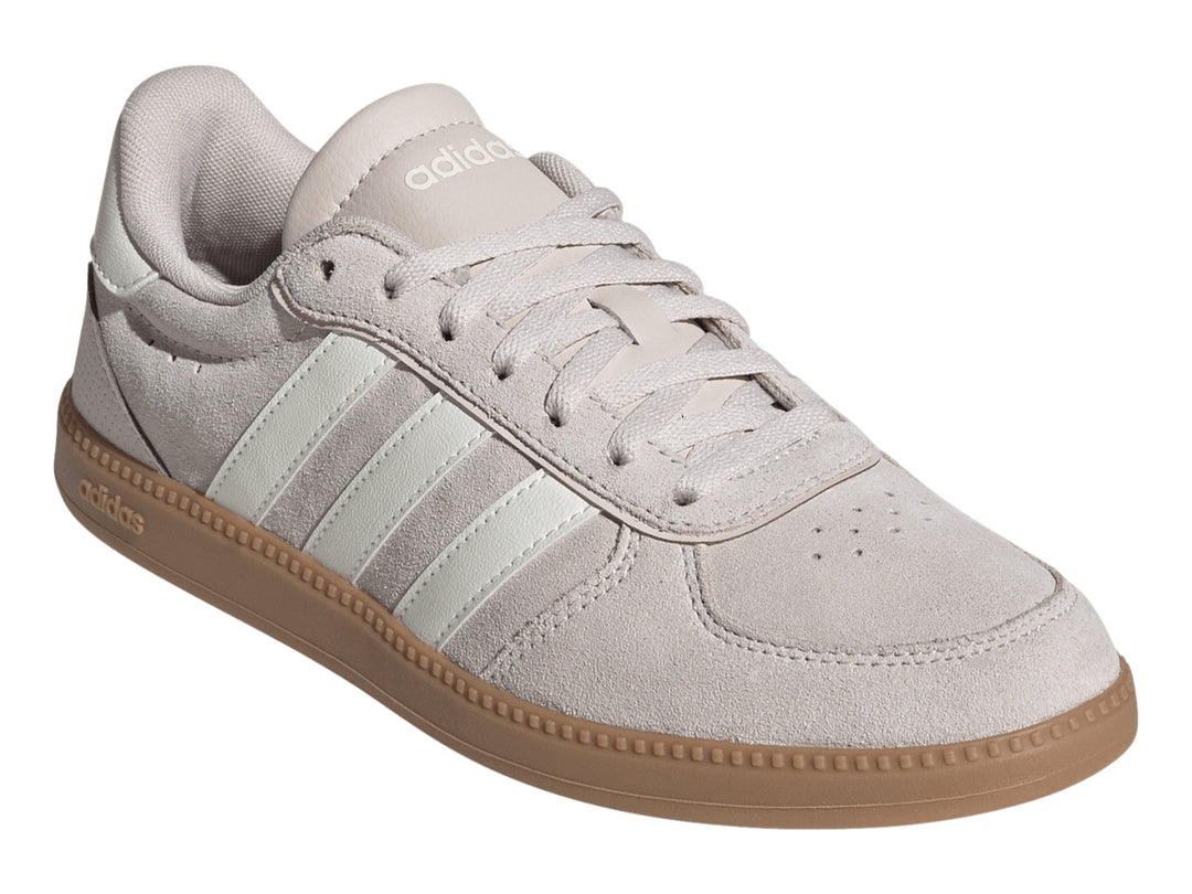 Tenis Adidas Breaknet Sleek en color Putty Mauve con franjas blancas y suela de goma color caramelo.