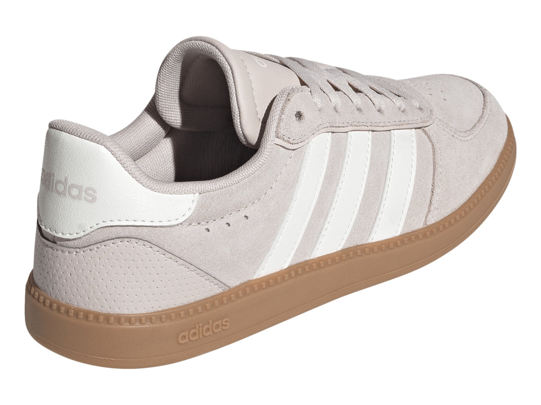 Tenis Adidas Breaknet Sleek en color Putty Mauve con franjas blancas y suela de goma color caramelo.