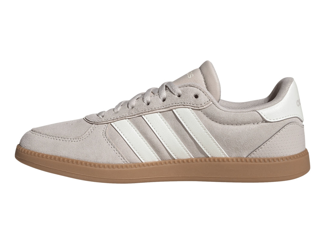 Tenis Adidas Breaknet Sleek en color Putty Mauve con franjas blancas y suela de goma color caramelo.