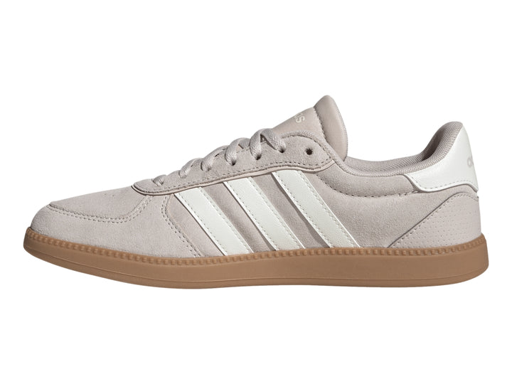 Tenis Adidas Breaknet Sleek en color Putty Mauve con franjas blancas y suela de goma color caramelo.