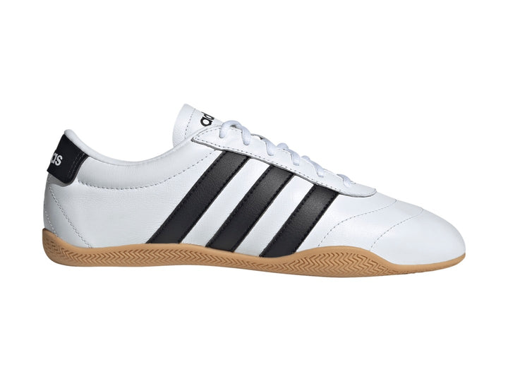 Tenis Adidas Grand Court Lo en color blanco con tres franjas negras y suela de goma color caramelo.