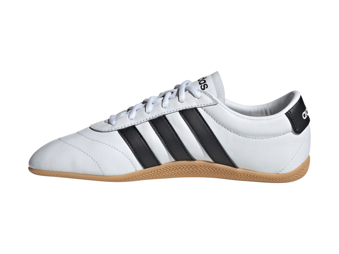 Tenis Adidas Grand Court Lo en color blanco con tres franjas negras y suela de goma color caramelo.