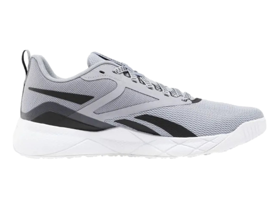 Tenis deportivos Reebok en color gris con detalles negros y suela blanca.