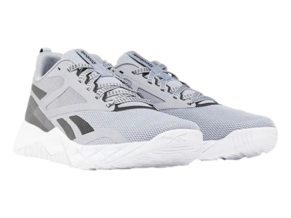 Tenis deportivos Reebok en color gris con detalles negros y suela blanca.
