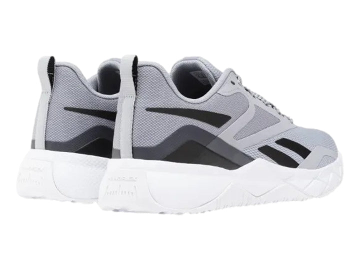 Tenis deportivos Reebok en color gris con detalles negros y suela blanca.