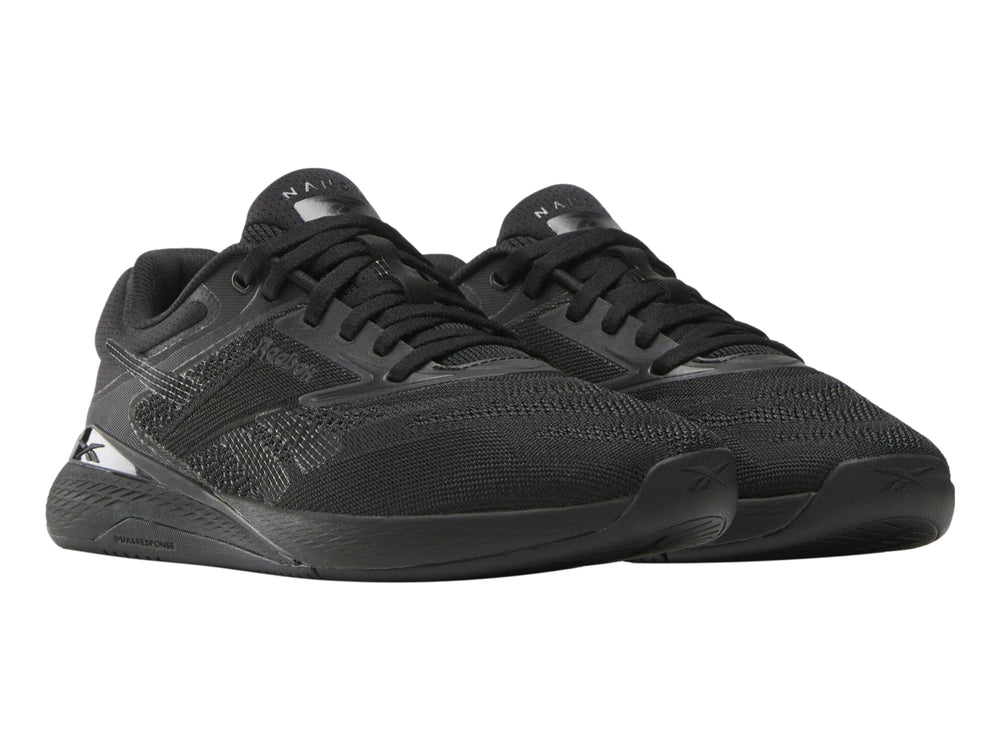 Tenis deportivos Reebok Nano X5 en color negro con tejido transpirable y suela negra.
