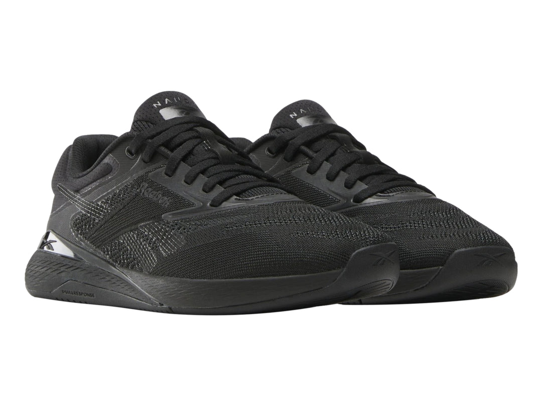 Tenis deportivos Reebok Nano X5 en color negro con tejido transpirable y suela negra.