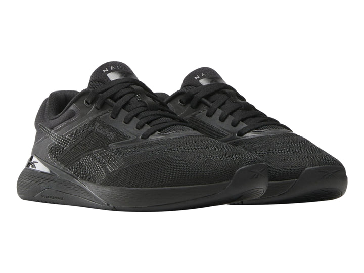 Tenis deportivos Reebok Nano X5 en color negro con tejido transpirable y suela negra.