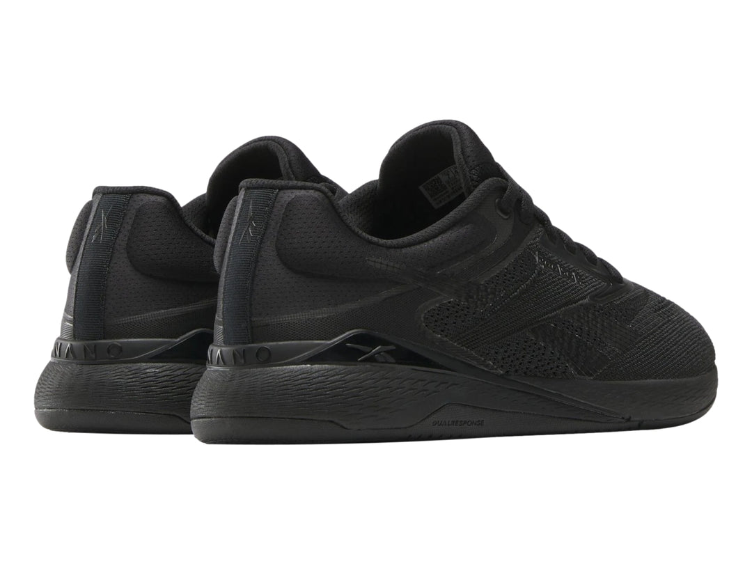 Tenis deportivos Reebok Nano X5 en color negro con tejido transpirable y suela negra.