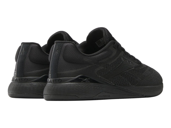 Tenis deportivos Reebok Nano X5 en color negro con tejido transpirable y suela negra.