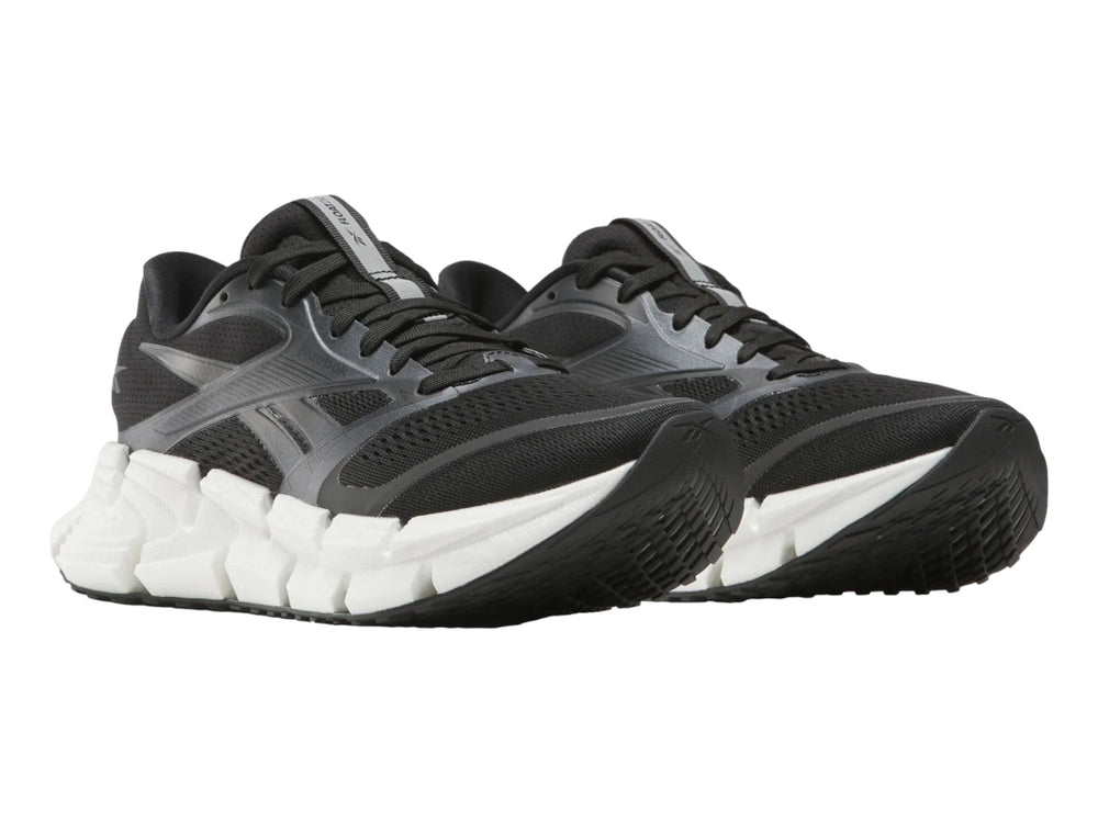Tenis deportivos Reebok Floatride Energy en color negro con suela blanca robusta.
