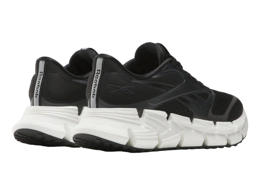 Tenis deportivos Reebok Floatride Energy en color negro con suela blanca robusta.