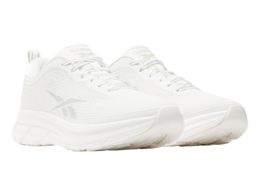Tenis deportivos Reebok color blanco con suela blanca y detalles minimalistas.