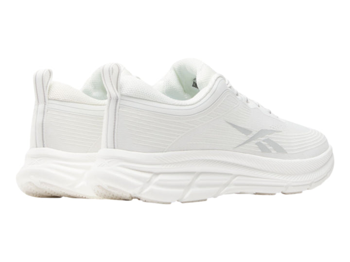 Tenis deportivos Reebok color blanco con suela blanca y detalles minimalistas.