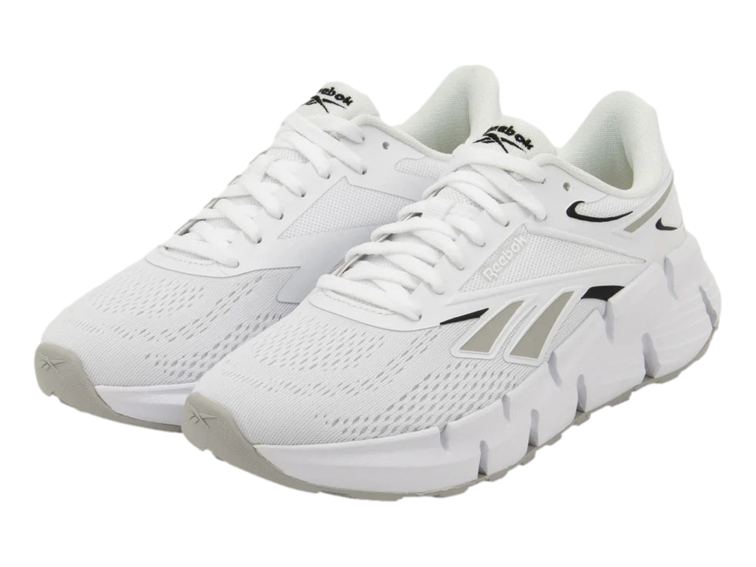 Tenis deportivos Reebok Zig Dynamica 6 en color blanco con detalles en gris y negro.