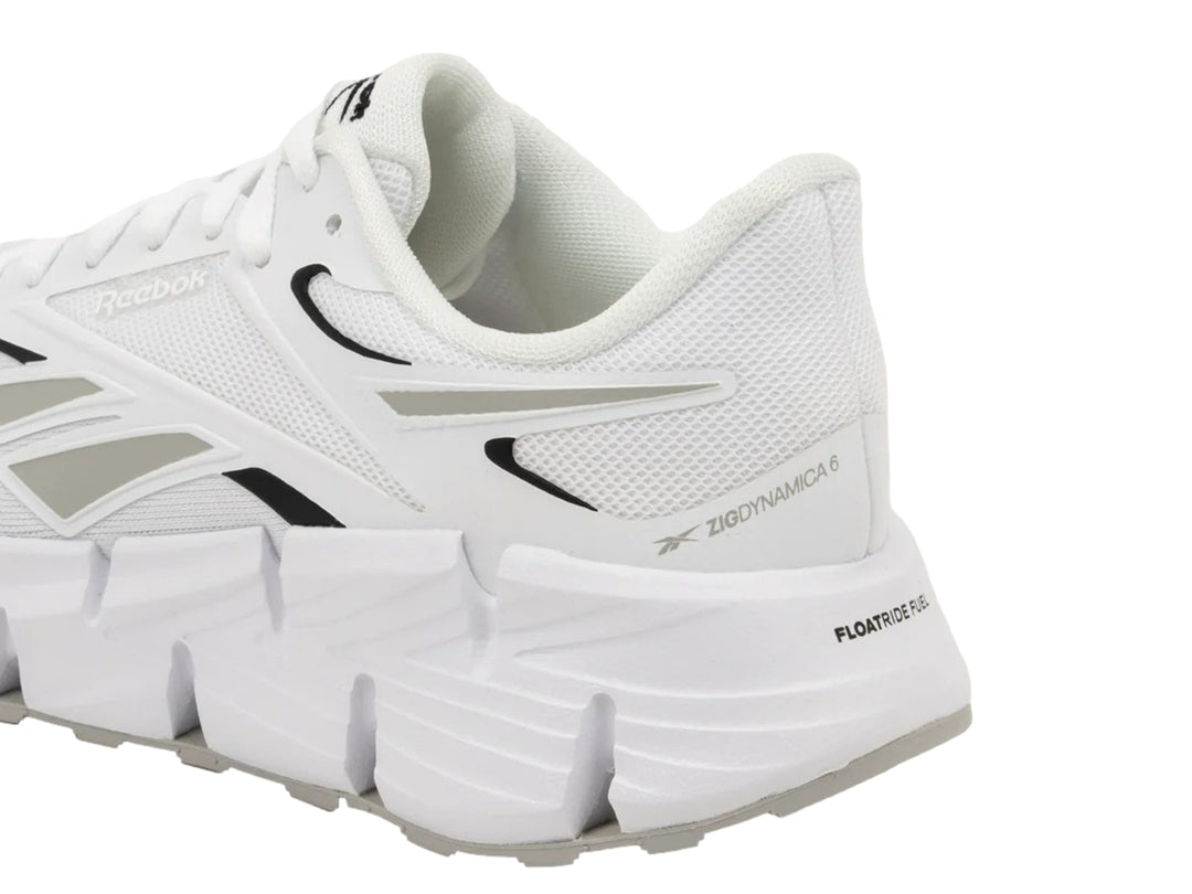 Tenis deportivos Reebok Zig Dynamica 6 en color blanco con detalles en gris y negro.