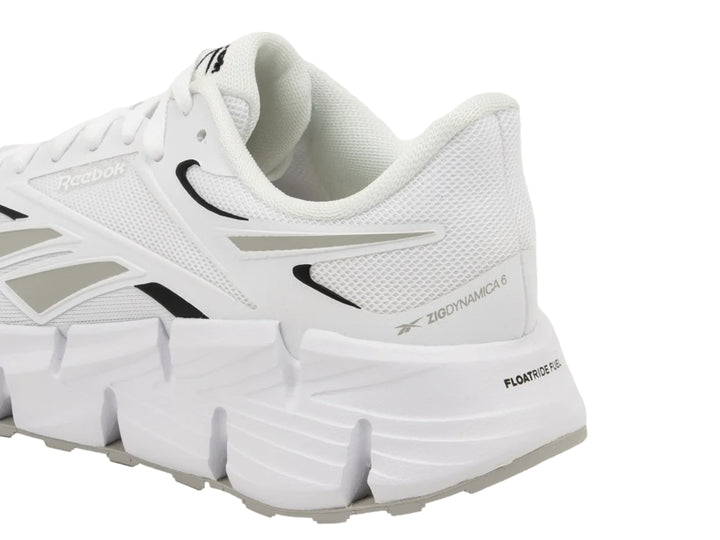 Tenis deportivos Reebok Zig Dynamica 6 en color blanco con detalles en gris y negro.