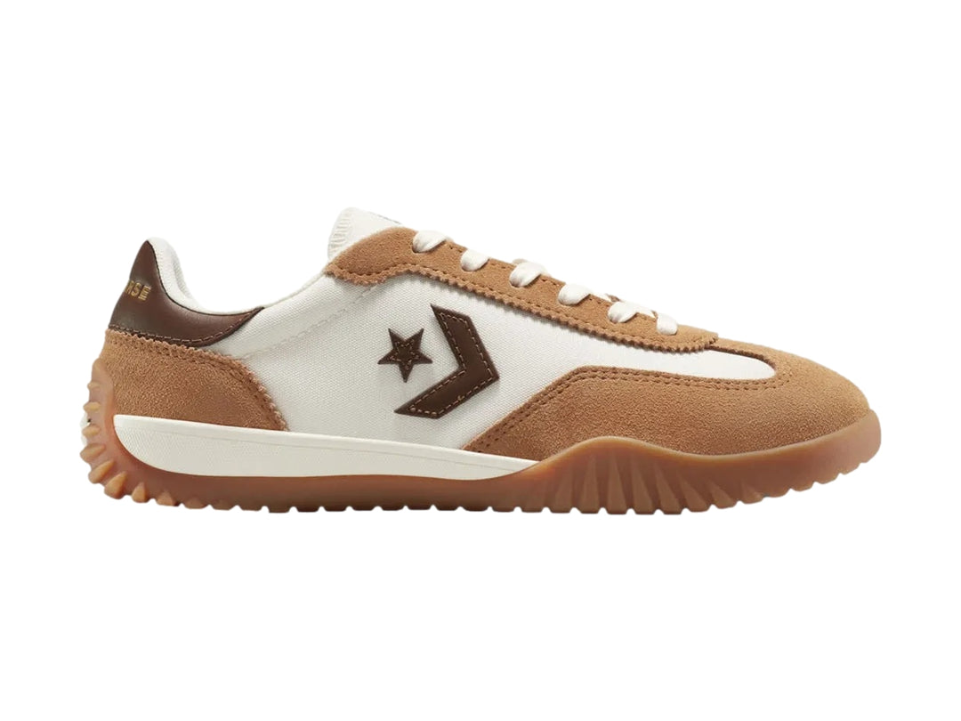 Tenis Converse Run Star Trainer en colores blanco y naranja con suela marrón texturizada.