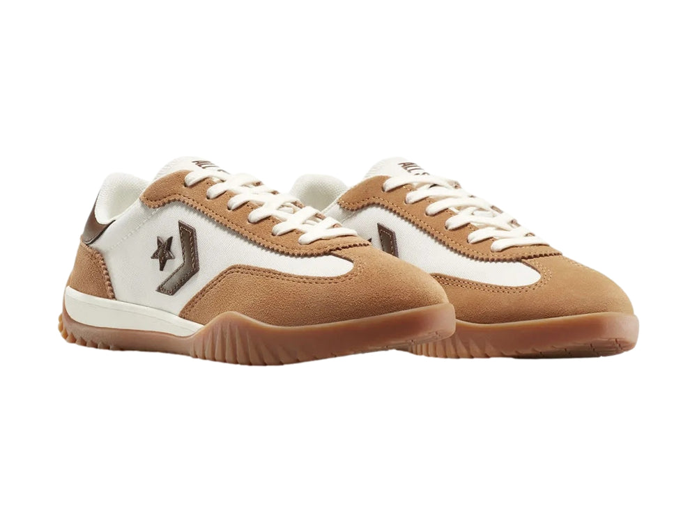 Tenis Converse Run Star Trainer en colores blanco y naranja con suela marrón texturizada.