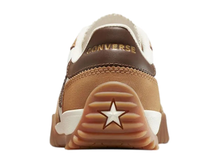 Tenis Converse Run Star Trainer en colores blanco y naranja con suela marrón texturizada.