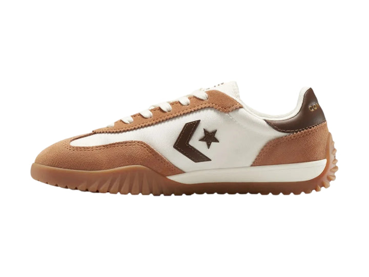 Tenis Converse Run Star Trainer en colores blanco y naranja con suela marrón texturizada.