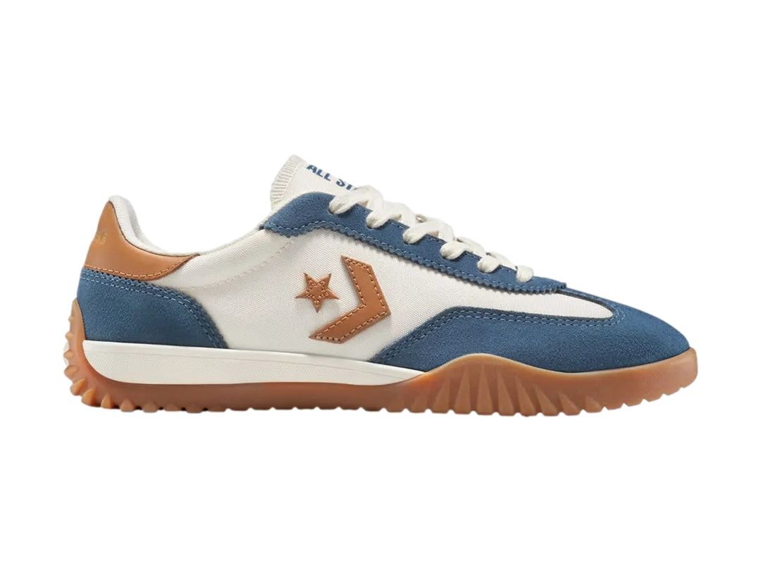 Tenis Converse Run Star Trainer en colores azul, blanco y café con suela de goma marrón.