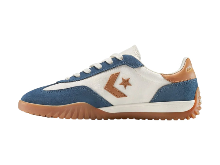 Tenis Converse Run Star Trainer en colores azul, blanco y café con suela de goma marrón.