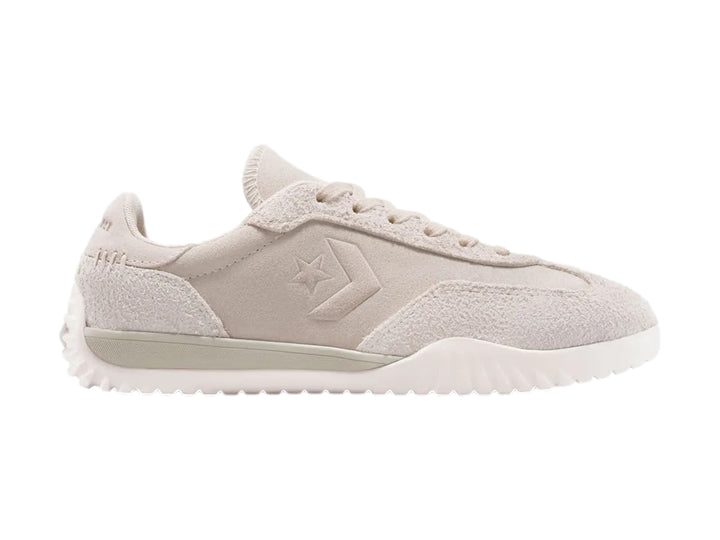 Tenis Converse Run Star Trainer color beige con suela blanca dentada.