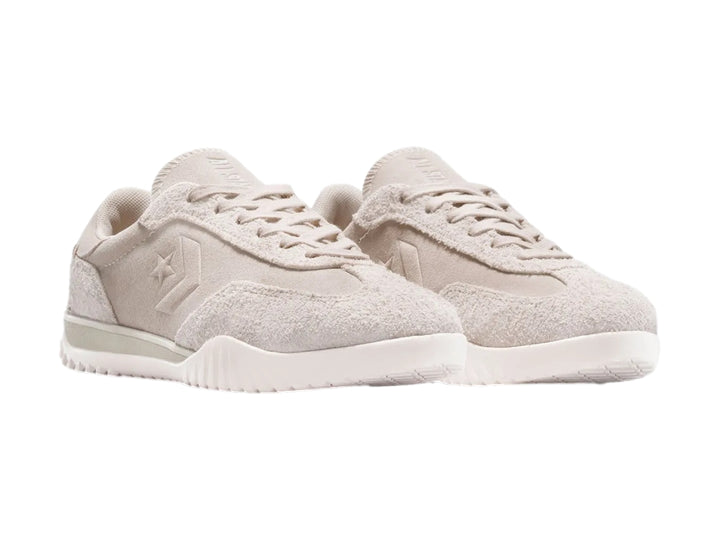 Tenis Converse Run Star Trainer color beige con suela blanca dentada.