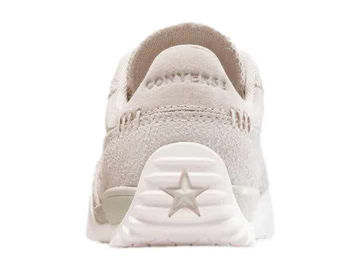 Tenis Converse Run Star Trainer color beige con suela blanca dentada.
